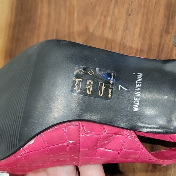 Le Chateau pink heels, strap back, size 7.  NEW never worn - Picture 4 of 6